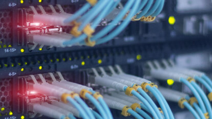 Symbolbild Digitalisierung - LAN Kabel an Server